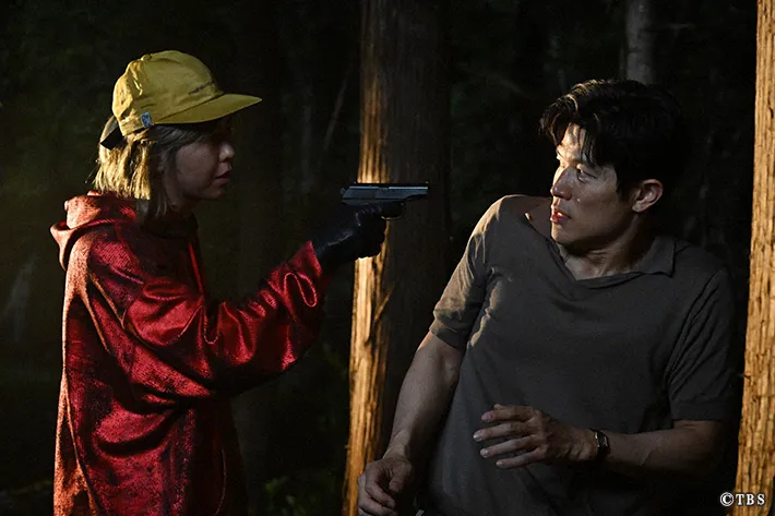 『リブート』に出演する鈴木亮平さんが写る場面写真