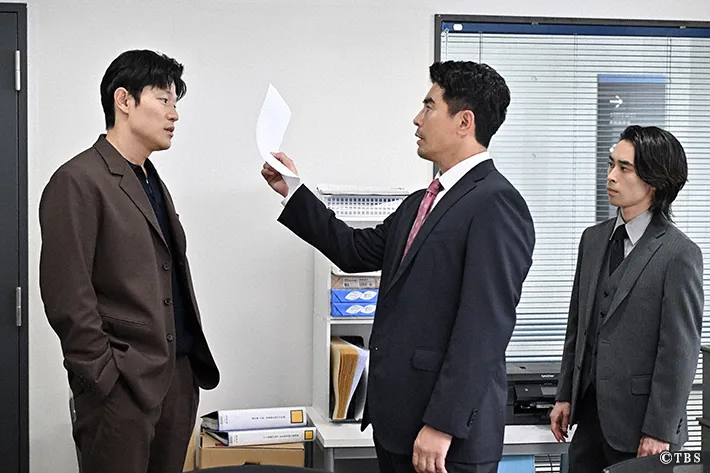 『リブート』に出演する鈴木亮平さんと伊藤英明さんが写る場面写真