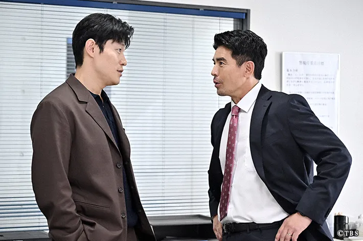 『リブート』に出演する鈴木亮平さんと伊藤英明さんが写る場面写真