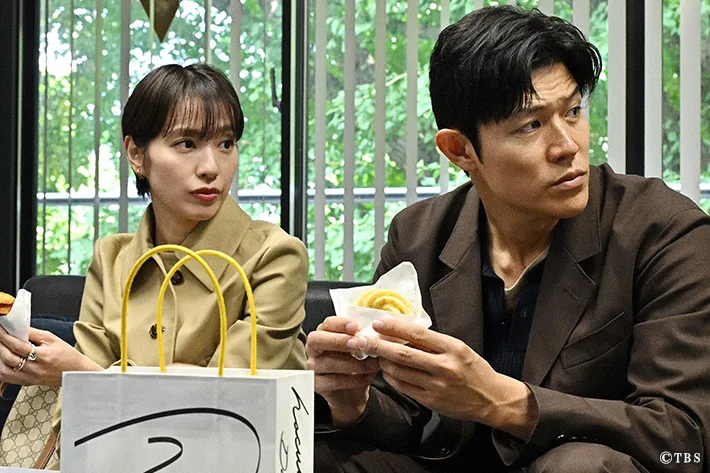 『リブート』に出演する鈴木亮平さんと戸田恵梨香さんが写る場面写真