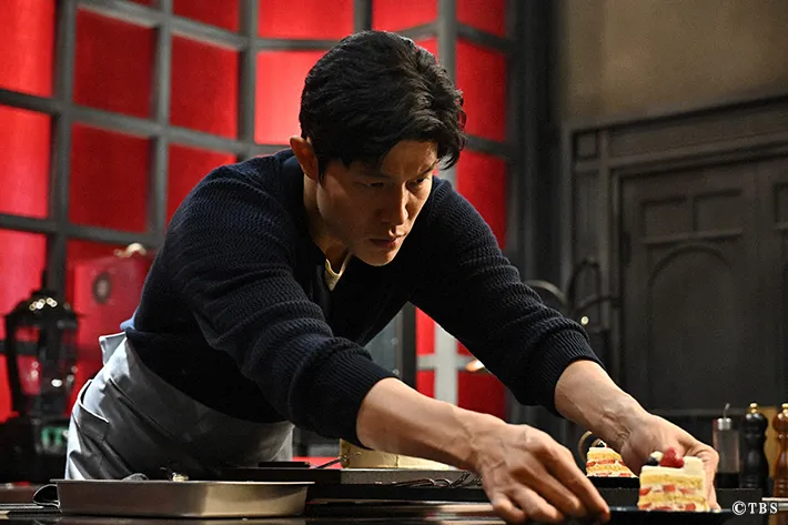 『リブート』に出演する鈴木亮平さんが写る場面写真