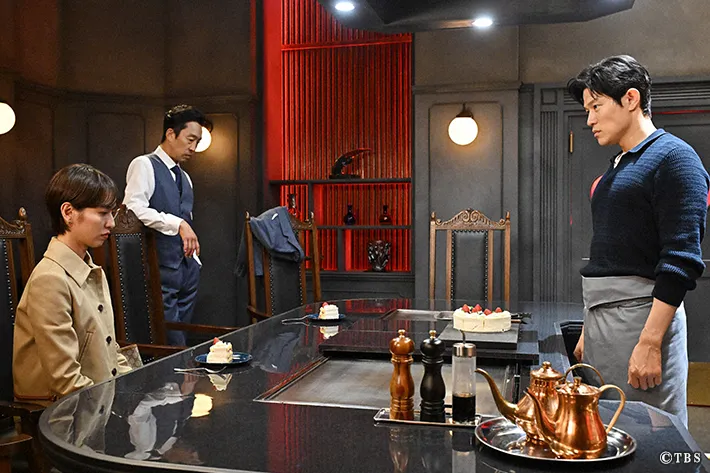 『リブート』に出演する鈴木亮平さんと戸田恵梨香さんが写る場面写真