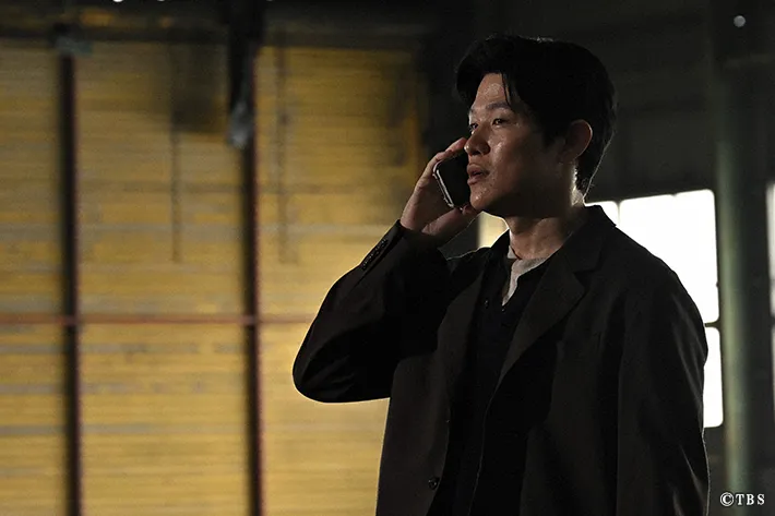 『リブート』に出演する鈴木亮平さんが写る場面写真