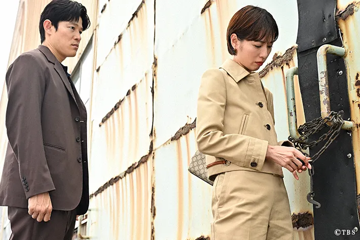 『リブート』に出演する鈴木亮平さんと戸田恵梨香さんが写る場面写真