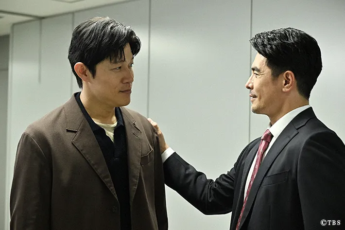 『リブート』に出演する鈴木亮平さんと伊藤英明さんが写る場面写真