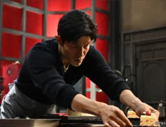 『リブート』に出演する鈴木亮平さんが写る場面写真