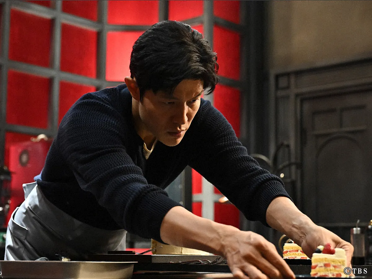 『リブート』に出演する鈴木亮平さんが写る場面写真