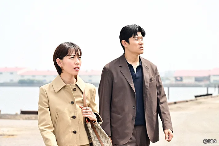 『リブート』に出演する鈴木亮平さんと戸田恵梨香さんが写る場面写真