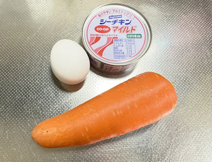 『ピーラーにんじんのホットサラダ』の材料（撮影：grapeフード編集部）