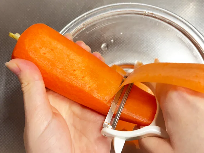 ニンジンをピーラーでスライス（撮影：grapeフード編集部）