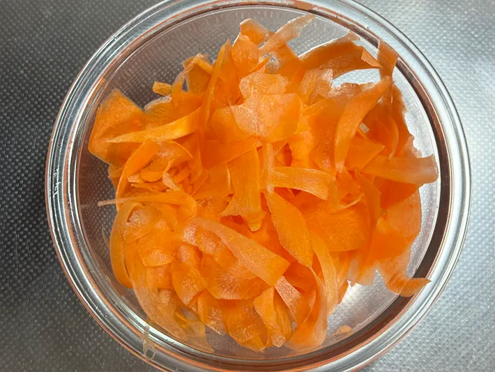 スライスしたニンジン（撮影：grapeフード編集部）