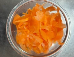 スライスしたニンジン（撮影：grapeフード編集部）