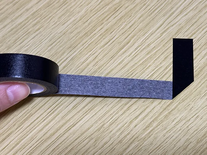 マスキングテープを使って写真を飾る方法を実践している画像（撮影：grapeライフハック編集部）