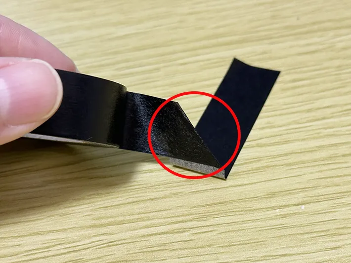 マスキングテープを使って写真を飾る方法を実践している画像（撮影：grapeライフハック編集部）