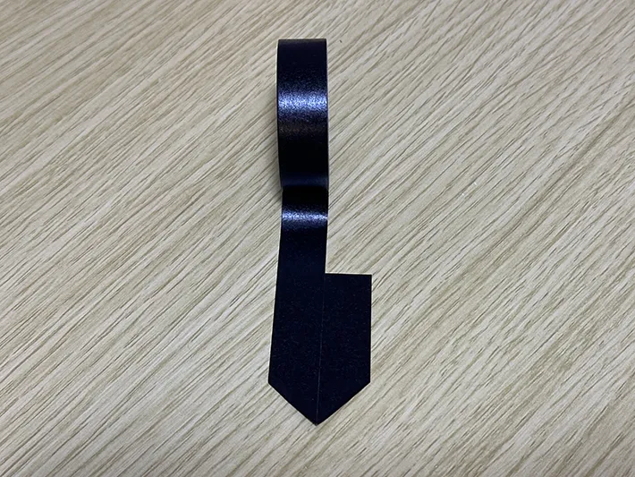 マスキングテープを使って写真を飾る方法を実践している画像（撮影：grapeライフハック編集部）