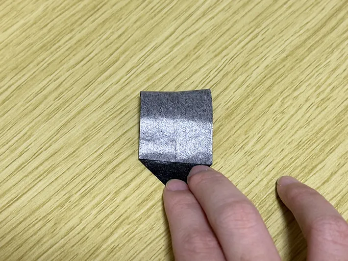 マスキングテープを使って写真を飾る方法を実践している画像（撮影：grapeライフハック編集部）