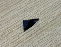 マスキングテープを使って写真を飾る方法を実践している画像（撮影：grapeライフハック編集部）