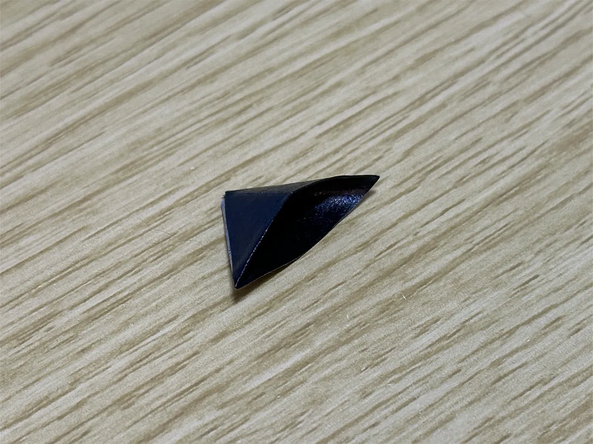 マスキングテープを使って写真を飾る方法を実践している画像（撮影：grapeライフハック編集部）