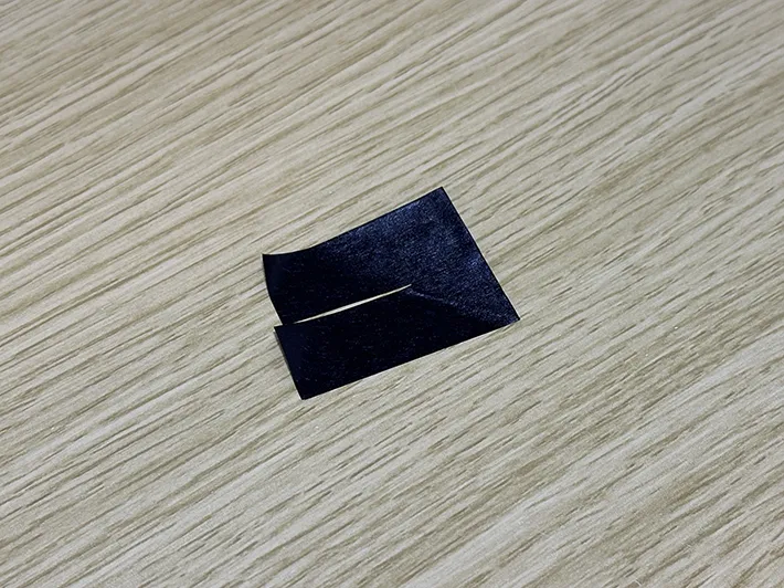 マスキングテープを使って写真を飾る方法を実践している画像（撮影：grapeライフハック編集部）