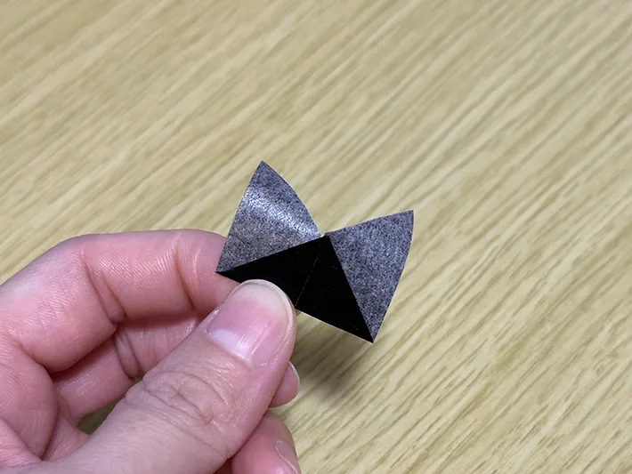 マスキングテープを使って写真を飾る方法を実践している画像（撮影：grapeライフハック編集部）