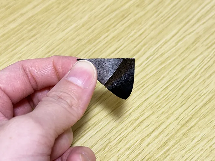 マスキングテープを使って写真を飾る方法を実践している画像（撮影：grapeライフハック編集部）