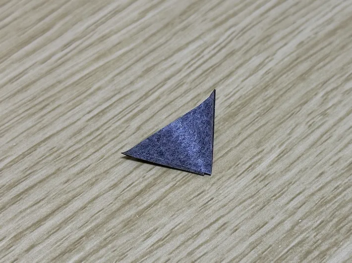 マスキングテープを使って写真を飾る方法を実践している画像（撮影：grapeライフハック編集部）