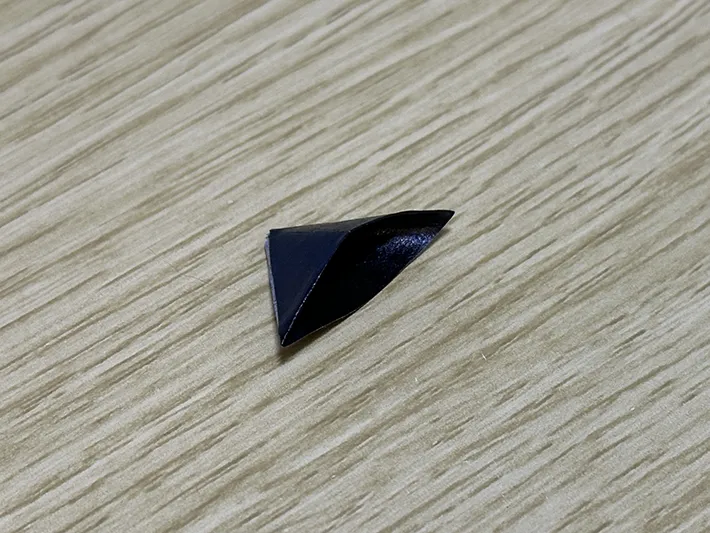 マスキングテープを使って写真を飾る方法を実践している画像（撮影：grapeライフハック編集部）