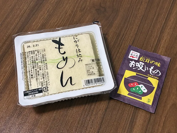 机の上に置かれた木綿豆腐とお吸い物のもとの写真（撮影：grapeフード編集部）