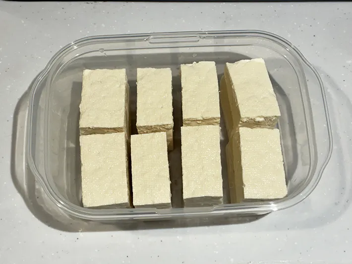 タッパーの中に並べた木綿豆腐の写真（撮影：grapeフード編集部）
