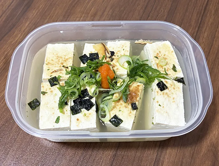 タッパーに入れて完成した湯豆腐の写真（撮影：grapeフード編集部）