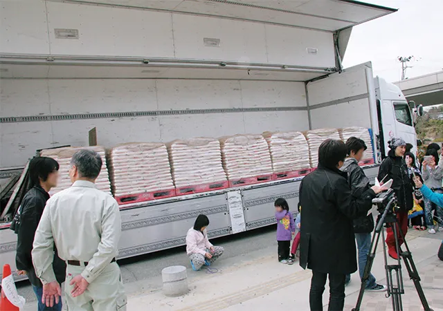 福島を訪れた小林幸子さんとトラック