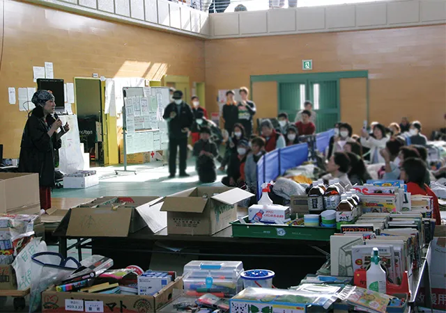 福島を訪れ、歌を披露する小林幸子さん