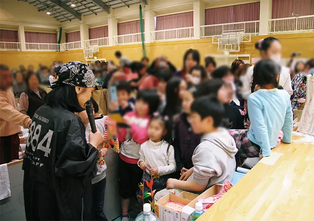 福島を訪れた小林幸子さんと地元の人たち