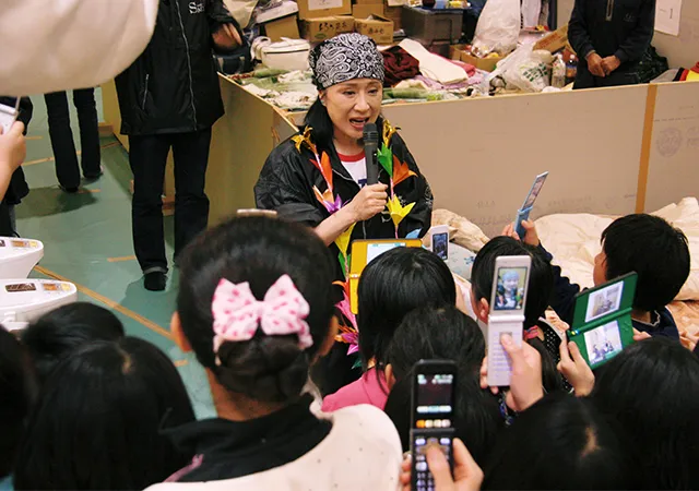 福島を訪れた小林幸子さんと地元の人たち