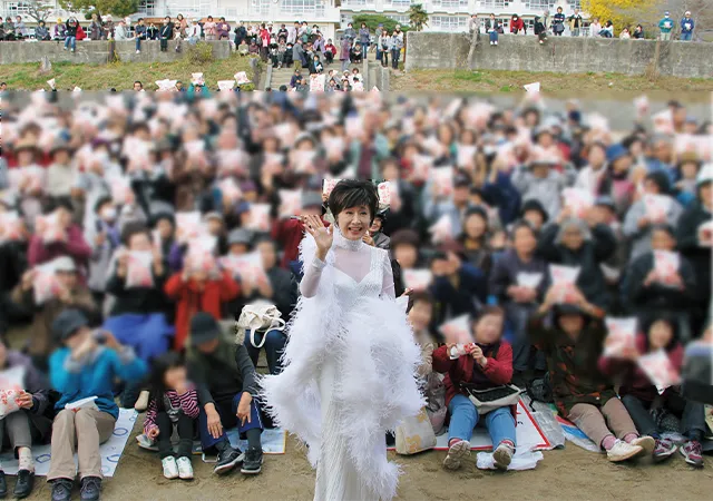 福島を訪れ、歌を披露した小林幸子さんと地元の人たち