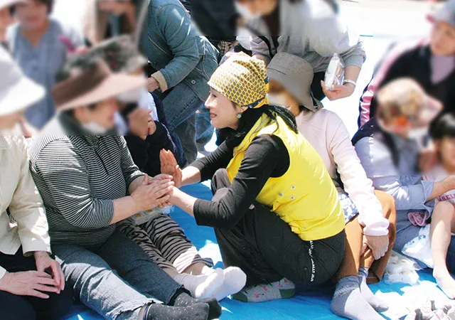 福島を訪れた小林幸子さんと地元の人たち