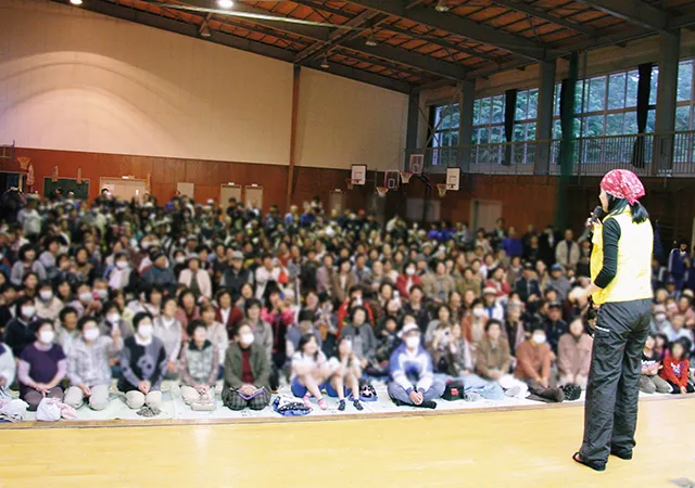 福島を訪れ、歌を披露した小林幸子さんと地元の人たち