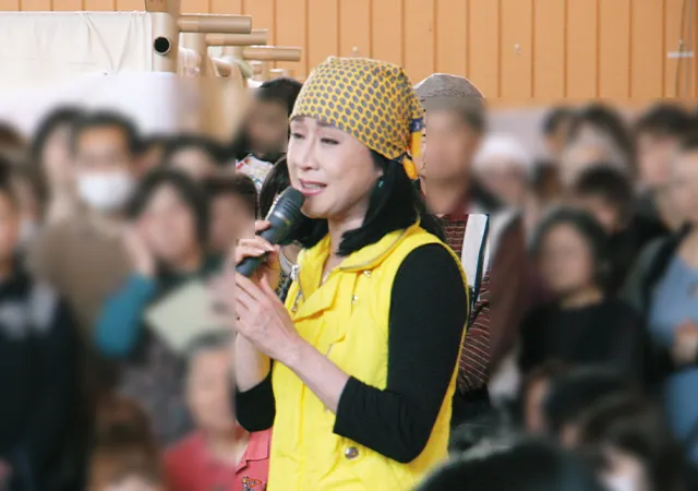 福島を訪れ、歌を披露した小林幸子さんと地元の人たち
