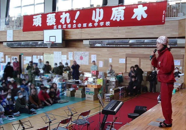 福島を訪れ、歌を披露した小林幸子さんと地元の人たち