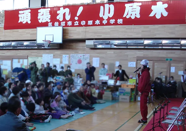 福島を訪れ、歌を披露した小林幸子さんと地元の人たち