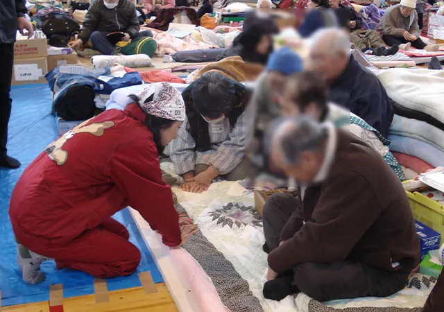 福島を訪れ、歌を披露した小林幸子さんと地元の人たち