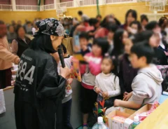 福島を訪れた小林幸子さんと地元の人の交流