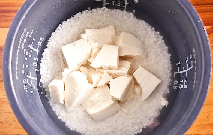 『豆腐のかさましご飯』を作る写真（撮影：小泉明代）