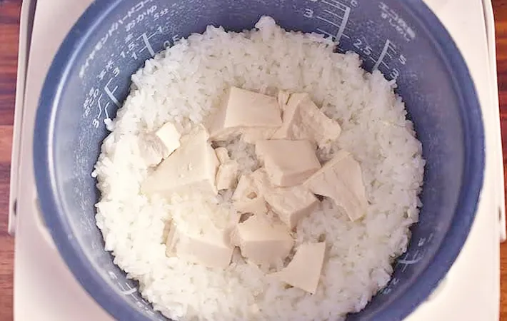 『豆腐のかさましご飯』を作る写真（撮影：小泉明代）
