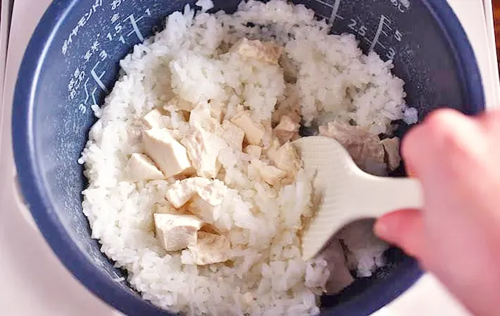 『豆腐のかさましご飯』を作る写真（撮影：小泉明代）