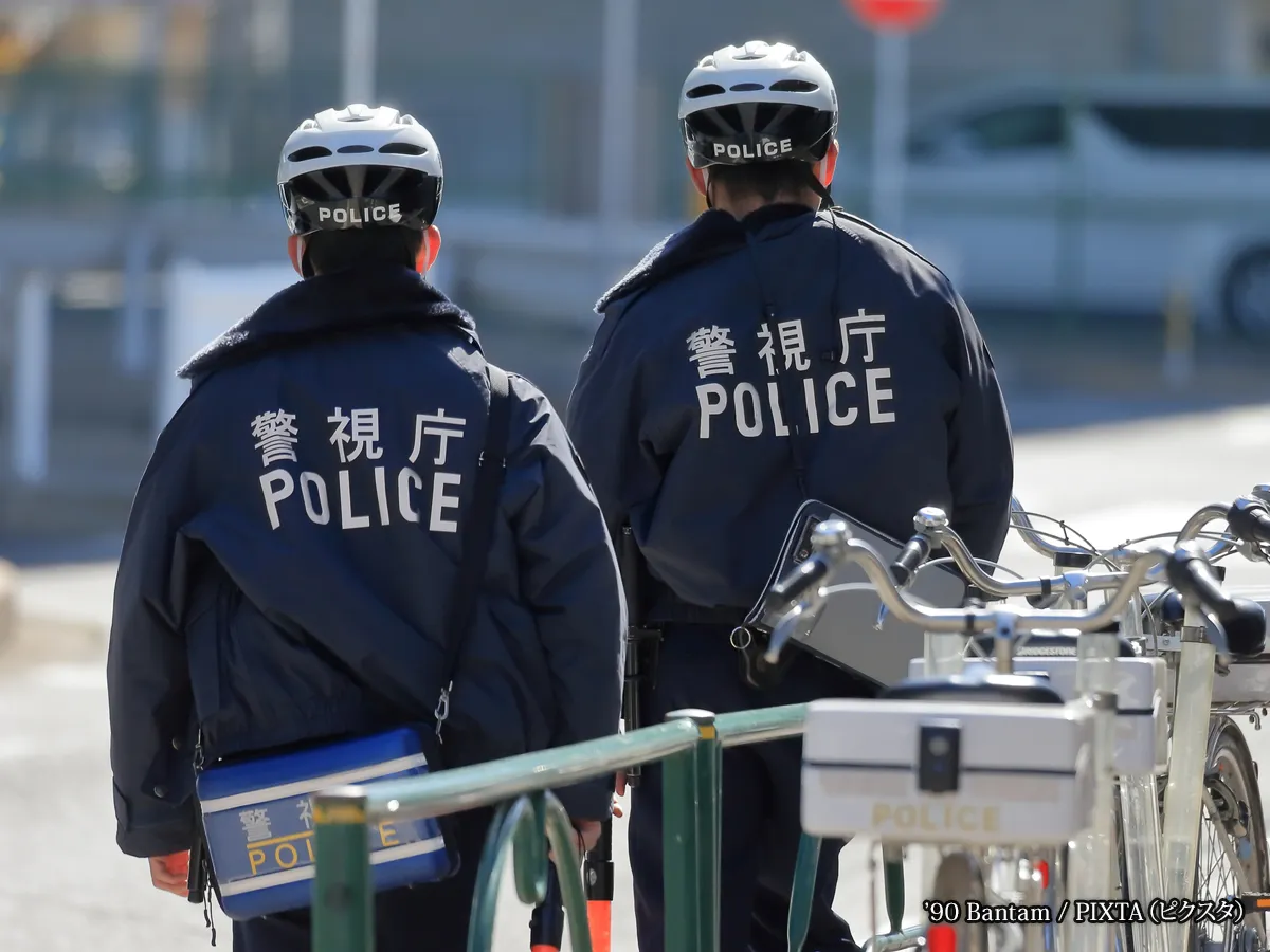 『警察官の交通違反取取り締まりイメージ』写真