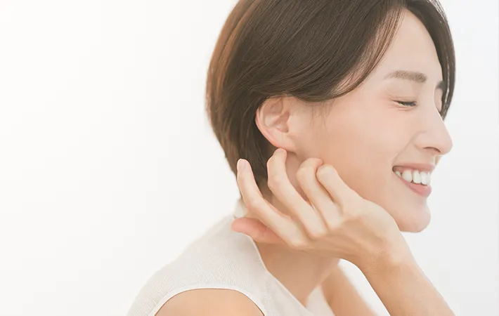 口角を上げる女性の写真