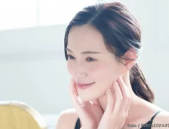 鏡を見る女性の写真