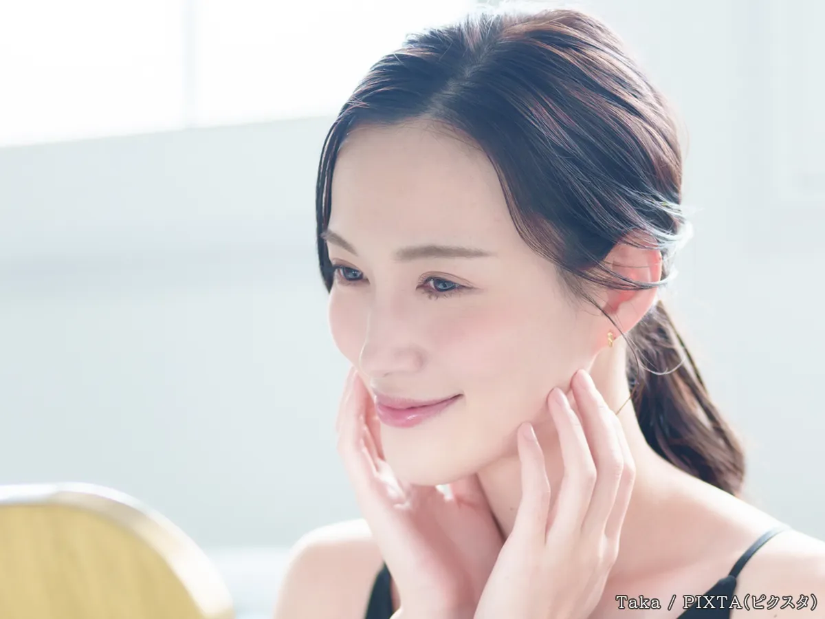 鏡を見る女性の写真