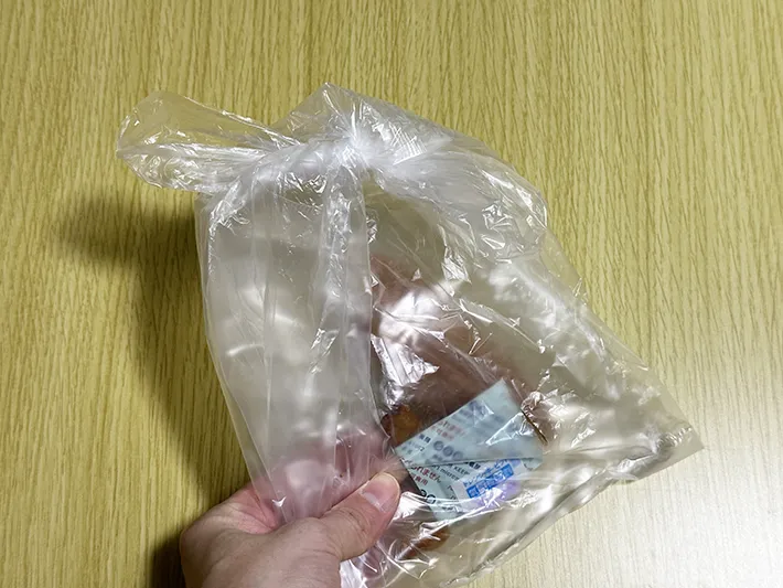開封済みの干し芋の袋が入ったポリ袋の画像（撮影：grapeライフハック編集部）